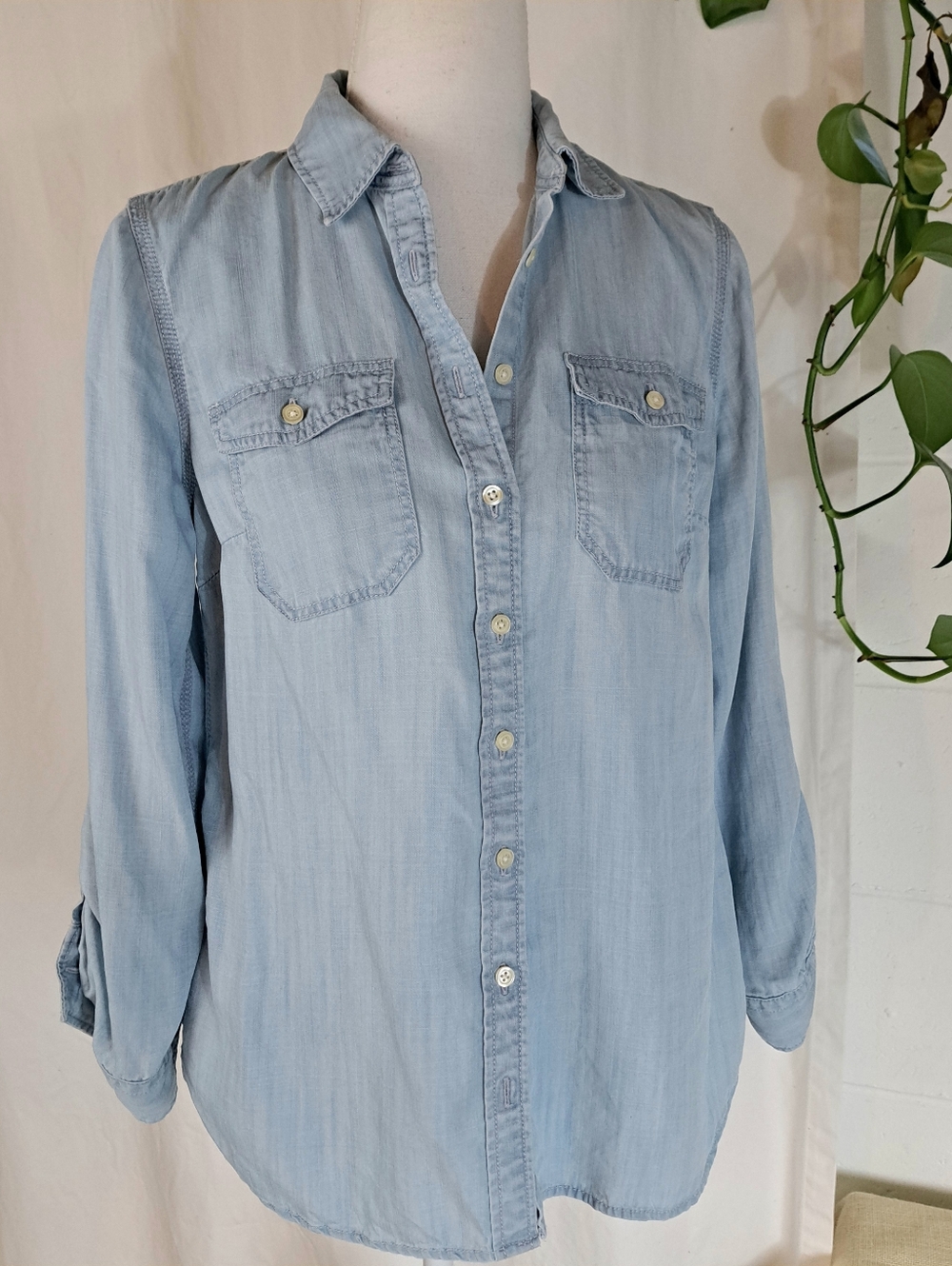 Talbots Lightweight Lyocell Chambray Relaxed Button Down SzSp